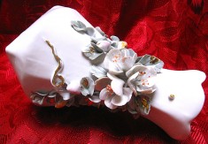 VAZA PORTELAN CU DECOR FLORAL IN RELIEF 18.5 CM foto