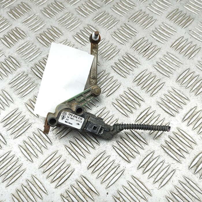 Senzor de nivel &icirc;nălțime st&acirc;nga față VW TOUAREG 7P5 2013 OEM: 7P0616213 32753248