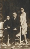 P3122N Fotografie de familie &icirc;n decor cu covoare cu model neorom&acirc;nesc, perioada interbelică