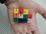 Cuburi lemn interconectate, răsucire și blocare 11 piese de aproximativ 1 cm viu colorate, &icirc;nșirate pe elastic rezistent. Ideal pentru așteptat activ