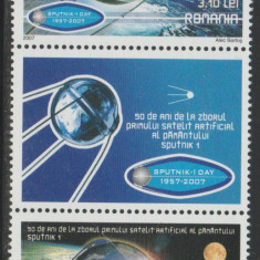 2007 Romania - Sputnik 50 ani LP 1785 a, triptic cu vigneta la mijloc MNH