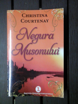 NEGURA MUSONULUI - CHRISTINA COURTENAY foto