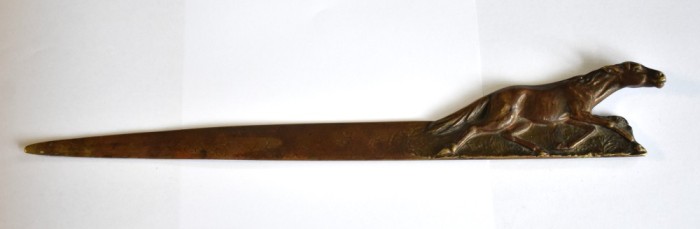 Coupe papier / Cutit corespondenta din bronz - tematica hipica / cal alergand - semnat Klar - anii 1920