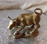 Taur miniatură din bronz