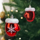 Cumpara ieftin Decoratiune festiva &ndash; manusi rosii cu fulg de zapada &ndash; 7,2 x 5 cm &ndash; set 2 bucati Best CarHome