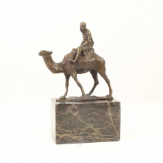 Arab pe camila-statueta diin bronz pe un soclu din marmura YY-62