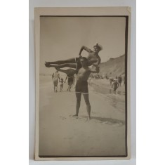 DOI ACROBATI LA MALUL MARII , FOTOGRAFIE FORMAT CARTE POSTALA , INTERBELICA