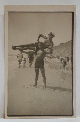 DOI ACROBATI LA MALUL MARII , FOTOGRAFIE FORMAT CARTE POSTALA , INTERBELICA foto