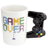 Cană din porțelan - GAME OVER - cu m&acirc;ner &icirc;n formă de controler de joc