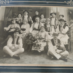 Fotografie epoca, cca 1930,Grup de tineri in costume populare,15x25 cm, perfecta