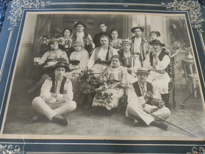 Fotografie epoca, cca 1930,Grup de tineri in costume populare,15x25 cm, perfecta foto