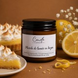 Plăcintă de lăm&acirc;ie cu bezea lum&acirc;nare parfumată din ceară naturală de soia &icirc;n sticlă ambră