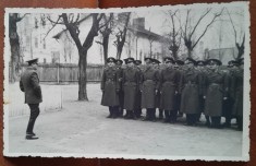 Fotografie tip carte postala, militari la raport, anii 50