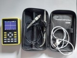 Osciloscop portabil cu acumulator FNIRSI 5012H folosit , cu sondă 100MHz, husă și cablu &icirc;ncărcare