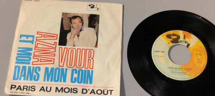 DISC VINIL. CHARLES AZNAVOUR PARIS AU MOIS D&rdquo;AOUT ET MOI DANS MON COIN