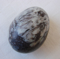 Sculptura de forma unui ou realizat in piatra semipretioasa foto