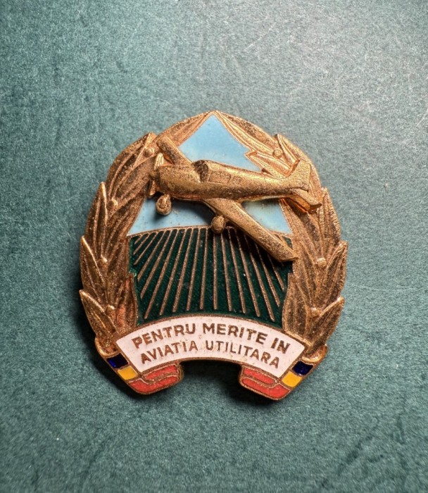 Insigna pentru merite in aviatia utilitara perioada RSR