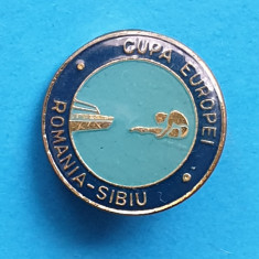 Insigna veche anii 1970 Sport nautic - Inot - Cupa Europei la SARITURI - Sibiu