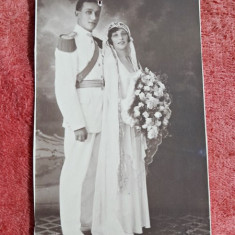 Fotografie tip carte postala, ofiter in ziua nuntii, cu mireasa, 1932