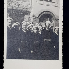 FOTOGRAFIE DE GRUP CU ELEVE IN UNIFORMA DE CERCETAS , MONOCROMA , PE HARTIE FOTO LUCIOASA , PERIOADA INTERBELICA