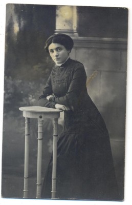 AD 1403 C. P.VECHE- DOAMNA IN TINUTA DE EPOCA -PATATA foto