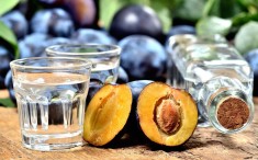 Vand tuica din prune, 10 litri, 100% naturala productie proprie sat natal