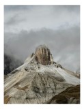 Tablou Canvas, "Misterul V&acirc;rfului Piatra Ascunsă", Nor, V&acirc;rf, Munți, Ceață, Piatra, Peisaj, Cer, Natură, &Icirc;nălțime, Majestuos, 26 x 39 cm, CMCLASS