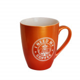 Cumpara ieftin Cana ceramica Pufo Need Coffee, pentru ceai, cafea, suc, 360 ml, portocaliu