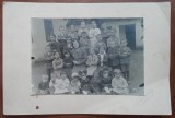 Fotografie lipita pe carton, invatatoare cu copii, perioada interbelica