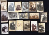 Lot 17 Fotografii Vechi Cabinet Card Portrete de Familie &amp; Grup &ndash; Studio Europa (cca. 1880&ndash;1910)