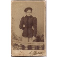 Fotografie tip CDV cu adnotare (1899), reprezentand o femeie