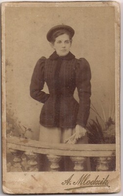 Fotografie tip CDV cu adnotare (1899), reprezentand o femeie foto