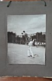 Fotografie pe carton, tanar jucand tenis de camp, perioada interbelica