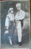 Fotografie tip carte postala, barbat si femeie in costume populare, perioada interbelica