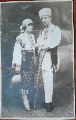 Fotografie tip carte postala, barbat si femeie in costume populare, perioada interbelica foto
