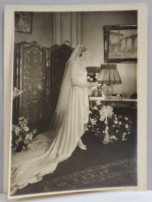 TANARA IN ROCHIE DE MIREASA , IN INTERIOR , FOTOGRAFIE INTERBELICA foto