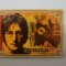 RARR : MAGNET FRIGIDER - FORMATIA BEATLES ( JOHN LENNON) / 85 x 55 mm