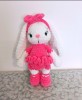 Iepuras crosetat alb cu rochita roz &ndash; jucarie handmade pentru fetite