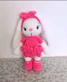 Iepuras crosetat alb cu rochita roz &ndash; jucarie handmade pentru fetite