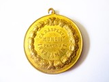 Rară! Romania medalia Carol I:Ca Răsplată Muncii Pentru &Icirc;nvățăm&acirc;nt clasa I model 1907 din bronz aurit,gravor Resch,diam.=30 mm,greutate=15,50 grame