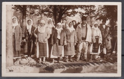 DIMINEATA LA TARG TARANI IN COSTUME TRADITIONALE ROMANESTI PIATA DIN ROMANIA ZI DE TARG foto
