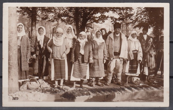 DIMINEATA LA TARG TARANI IN COSTUME TRADITIONALE ROMANESTI PIATA DIN ROMANIA ZI DE TARG