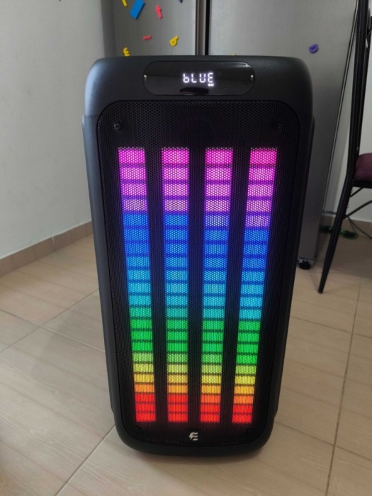 Boxă portabilă cu sunet puternic și lumini de petrecere! 🔥
