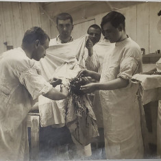 DOCTORUL VICTOR PAPILIAN IN TIMPUL UNEI OPERATII LA PODUL ILOAIEI , PRIMUL RAZBOI MONDIAL , FOTOGRAFIE , 1918