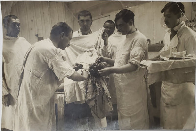 DOCTORUL VICTOR PAPILIAN IN TIMPUL UNEI OPERATII LA PODUL ILOAIEI , PRIMUL RAZBOI MONDIAL , FOTOGRAFIE , 1918 foto