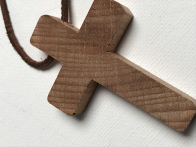 Pandantiv cruce simpla din lemn foto