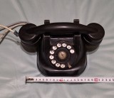Telefon fix cu disc - aparat vechi din ebonita, din perioada, anilor 1950-1960, piesa de colectie - decor