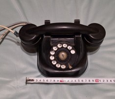 Telefon fix cu disc - aparat vechi din ebonita, din perioada, anilor 1950-1960, piesa de colectie - decor