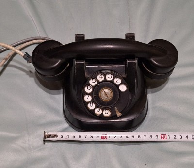 Telefon fix cu disc - aparat vechi din ebonita, din perioada, anilor 1950-1960, piesa de colectie - decor foto
