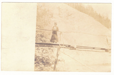 1734 - OITUZ-GROZESTI, Bacau woman on the bridge - old PC real PHOTO - used 1907 foto